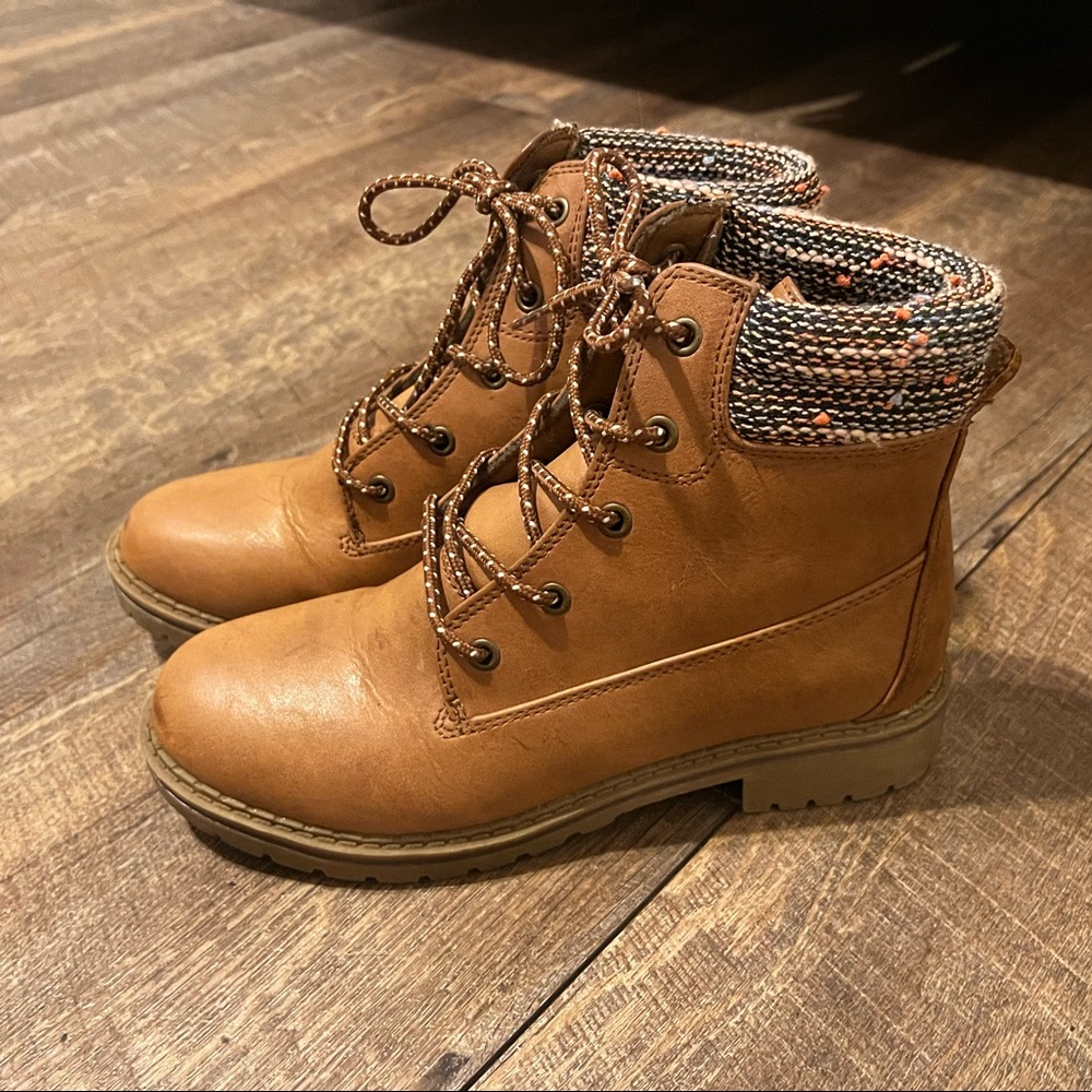 Austin combat boots! Brown! Size 8!